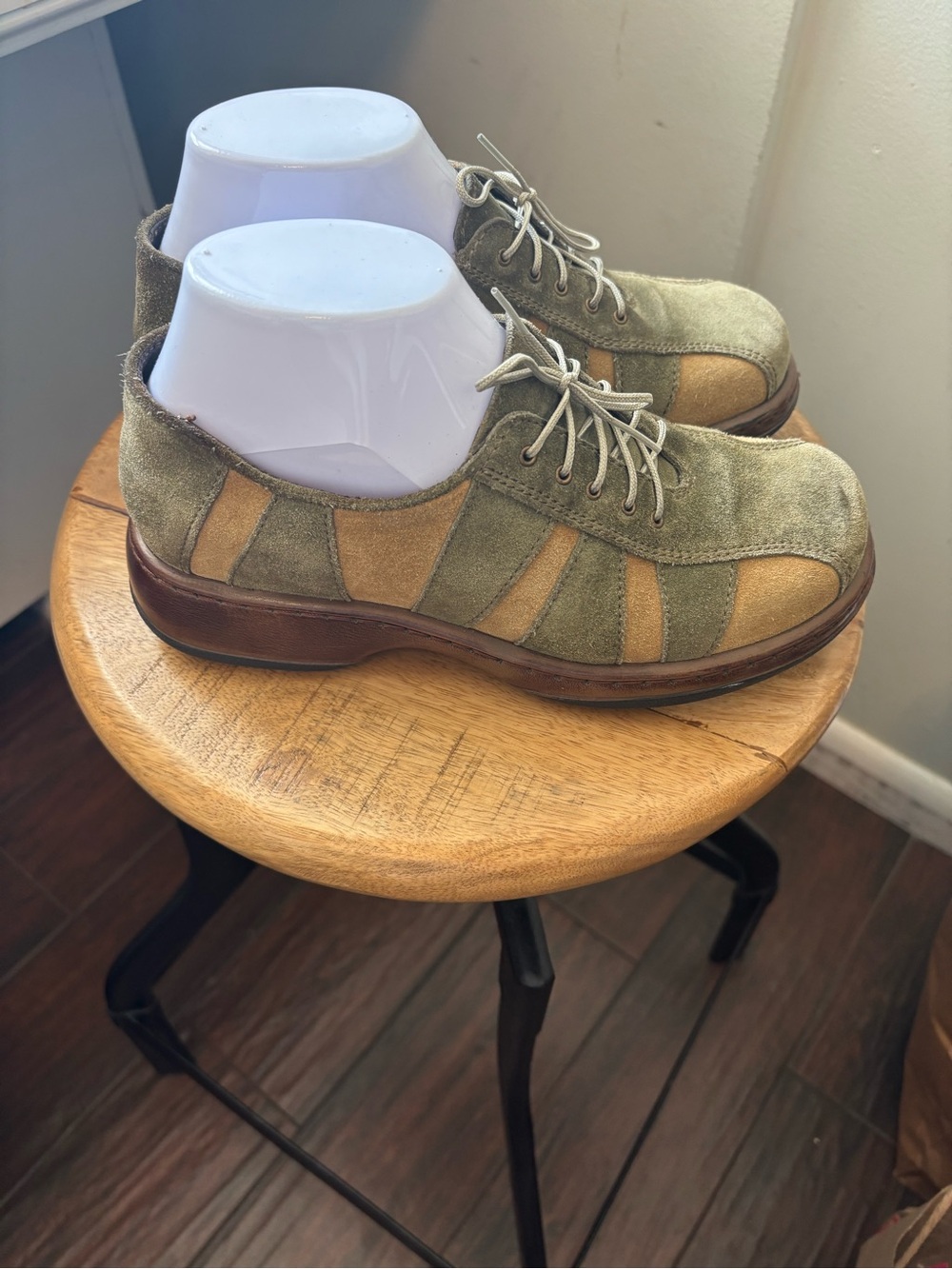 Y2K vintage Dansko Elise olive and tan suede oxford comfort shoes.